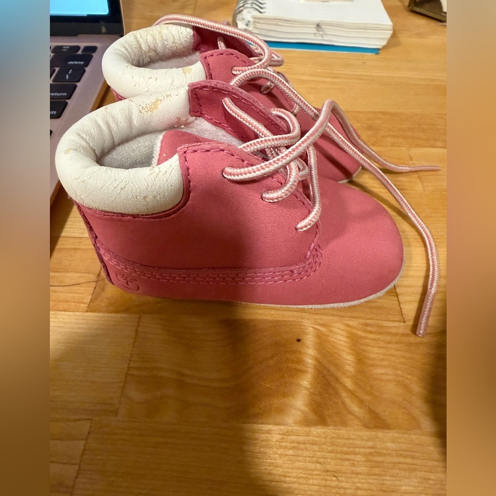 🌸 Timberland Infant Crib Booties – Size 2 – Pink 🌸 - Picture 2 of 8